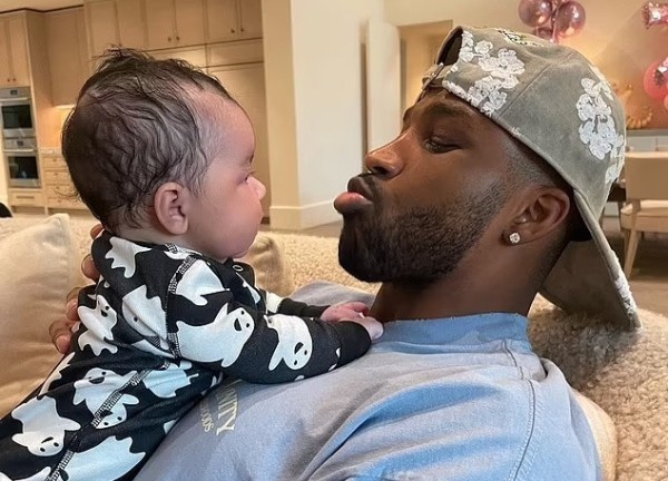 Khloe Kardashian gây phẫn nộ khi gọi kẻ lừa đảo Tristan Thompson là "người cha tốt"