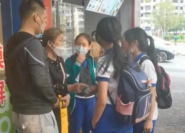 Nhặt được 650 nghìn của 1 nữ sinh, cụ bà lớn tuổi quyết không trả lại