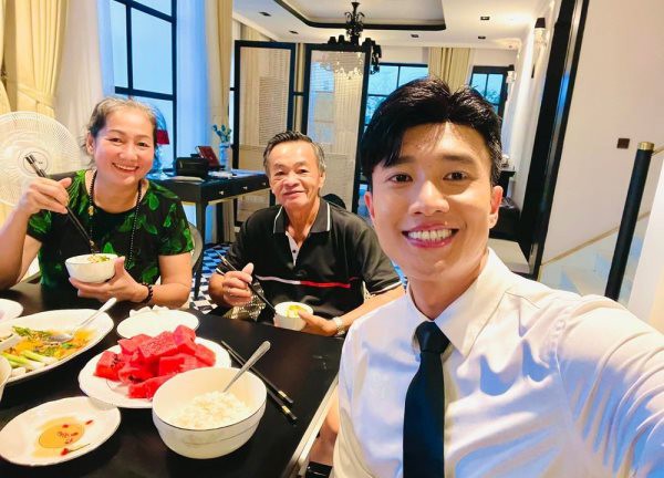 Quốc Trường tuổi thơ cơ cực nay giàu có, báo hiếu bố mẹ không ai bằng