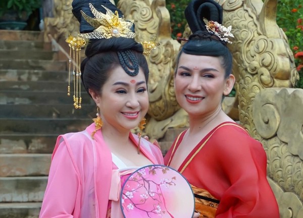 Nghệ sĩ Thoại Mỹ cười đùa, cưng nựng khi gặp di ảnh cố ca sĩ Phi Nhung