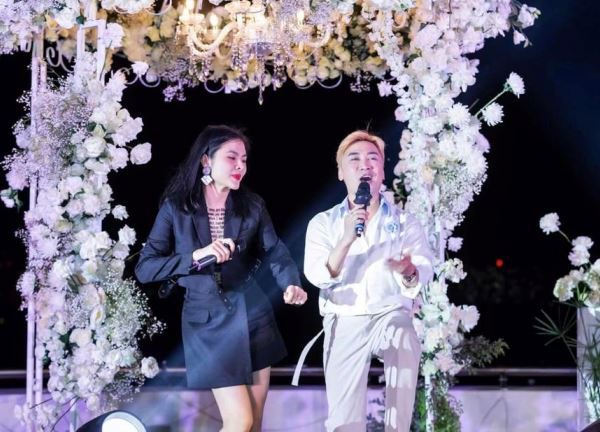 Vân Trang diện đồ kín đáo vẫn "át vía" cô dâu, gây chú ý nhờ khí chất