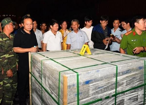 Lật mặt gã cảnh sát nước ngoài biến chất móc nối làm ăn ở Việt Nam