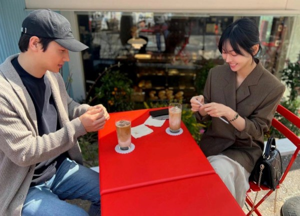 Kim So Yeon và ông xã tài tử lại hẹn hò lãng mạn như phim