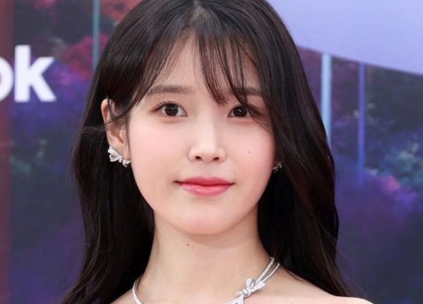 IU có biểu cảm gây sốt khi trượt giải tại Baeksang 2023, tương tác thế nào với Song Hye Kyo ngay trên sân khấu