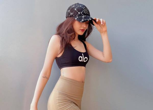 Bảo Anh hậu nghi vấn mang thai: Chăm diện đồ bó ôm eo, thoải mái đi tiệc nhưng vẫn giữ một thái độ