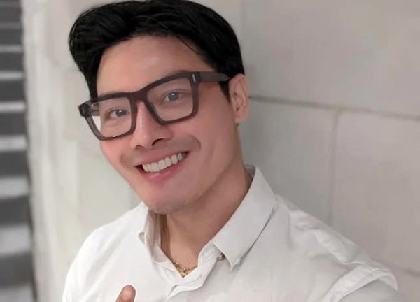 Đang có bạn gái, nam doanh nhân bất ngờ say đắm trai đẹp tiếp viên hàng không, quyết định công khai giới tính thật