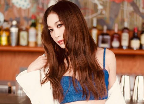 "Đát kỷ" Ôn Bích Hà U60 vẫn thích mặc hở khoe eo