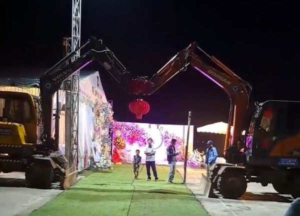 Độc lạ Nghệ An: Chú rể "chơi lớn" làm cổng đám cưới từ 2 cái máy xúc