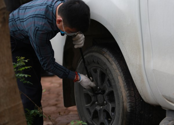 Hàng loạt ô tô bị rạch lốp khi đỗ xe quanh hồ Linh Đàm