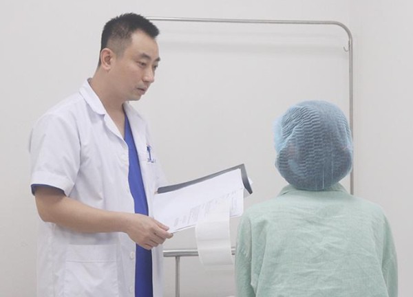 Mở khăn che mắt khi đang nâng ngực, người phụ nữ phát hiện bị tiêm chất lạ