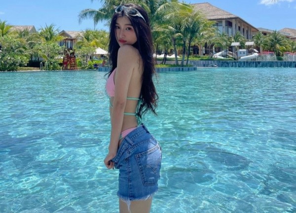 "Thần tiên tỷ tỷ" thế hệ mới mở hờ khoá quần, khoe da trắng dáng nuột tuổi 21 giữa nơi công cộng
