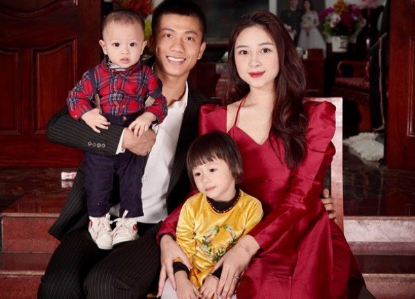 Tuổi 27 của Phan Văn Đức: Vợ đẹp con ngoan, sở hữu khách sạn, xế hộp tiền tỷ