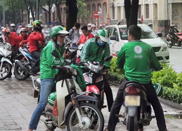 Cận cảnh shipper kiếm tiền tại toà nhà văn phòng, thu nhập không tưởng