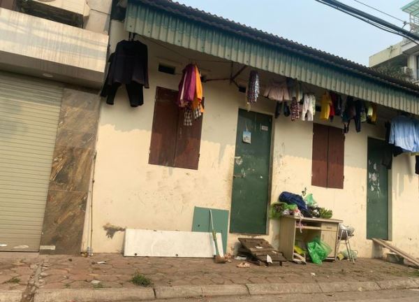Cuộc đời khốn khổ của ông bố dẫn con đi bán rau ở vỉa hè Hà Nội