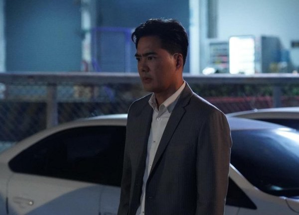 Chồng cũ bao cả nhà hàng mừng sinh nhật con, nhưng vừa nghe tiếng gọi "bố" anh liền lặng người nhận sai
