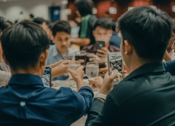 Đến hẹn lại lên chuyện họp lớp 30/4: "Cuộc thi" xem ai giàu hơn
