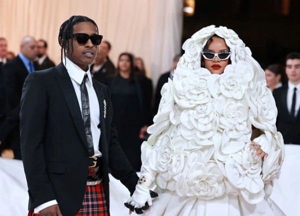 Rihanna đi muộn hơn 2 tiếng vẫn trở thành "trùm cuối" thảm đỏ Met Gala