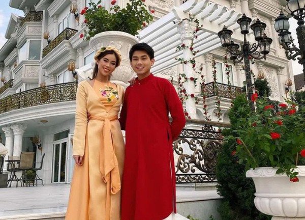 Khoảnh khắc chưa từng được công bố của Tiên Nguyễn - Hiếu Nguyễn: 20 năm trước mà nhà như này thì siêu giàu rồi!