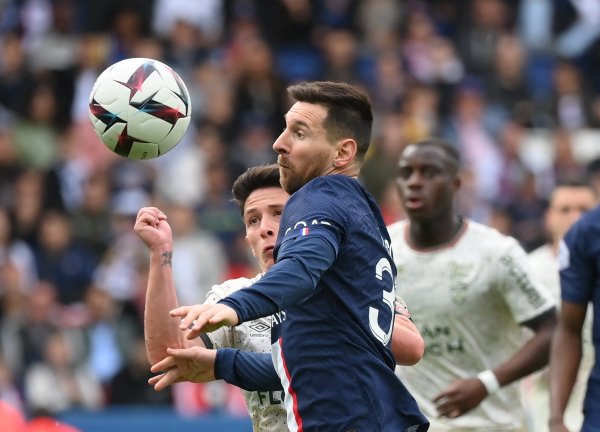 Lộ hình xăm bất ngờ, Messi đáp trả cực gắt PSG