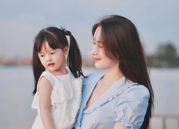 Đặng Thu Thảo khoe món quà đặc biệt được con gái tự tay làm tặng