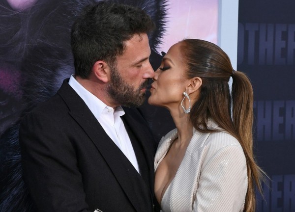 Jennifer Lopez "khóa môi" chồng trẻ trong buổi ra mắt phim mới sau tin đồn rạn nứt