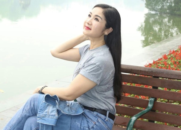 Nhan sắc trẻ trung đến khó tin của NSND Thu Hà ở tuổi 54