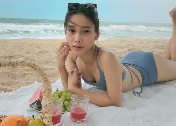Sau khi cưới tay vợt Lý Hoàng Nam, "hot girl RMIT" mặc gợi cảm mê hồn