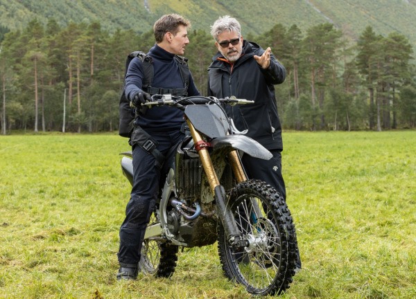 Tom Cruise "làm điều không tưởng" khi phi mô tô, lao thẳng xuống vực