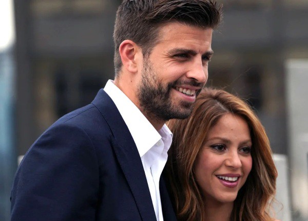 Pique tính kiện Shakira vì đóng clip với con trai