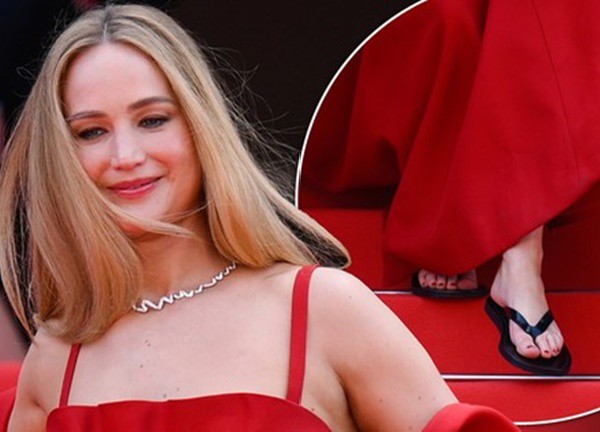 LHP Cannes: Jennifer Lawrence mang dép lê đi thảm đỏ, V chạm mặt Jennie, sẽ công bố tin yêu nhau?