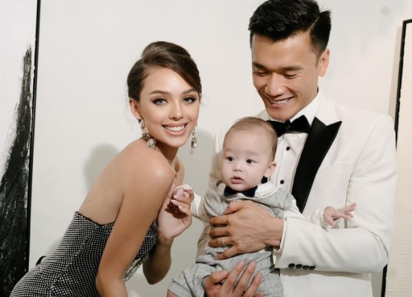 Bùi Tiến Dũng khoe cơ bắp cực phẩm lúc chăm con