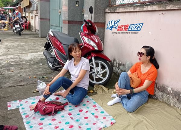 Con đi thi lớp 10, nhiều cha mẹ 'dãi nắng dầm mưa' đợi trước cổng trường