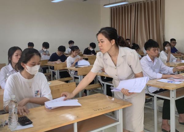 Đề thi toán vào lớp 10 Hà Nội bị mờ, Sở GD-ĐT chấp nhận cả 'phương án dấu âm'