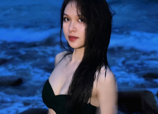 'Đỏ mắt' trước màn khoe 3 vòng nóng bỏng của tình cũ Nhâm Mạnh Dũng