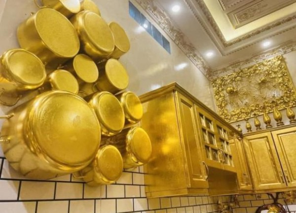 Cần Thơ có ngôi nhà dát vàng chói loá, cận cảnh bên trong mới choáng váng tưởng trong phim cổ trang