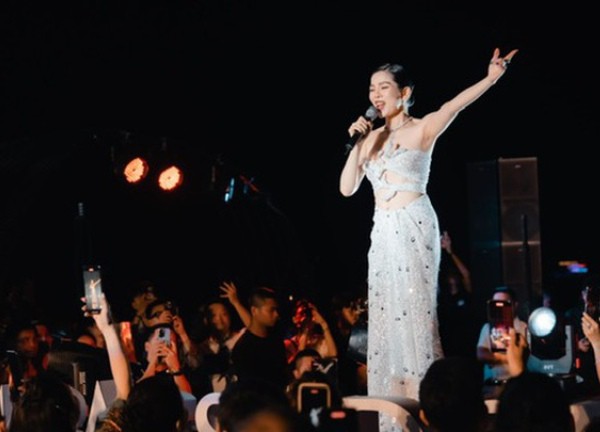 Lệ Quyên "cực cháy" trên sân khấu "Love in the Bay"
