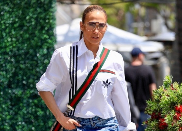 Jennifer Lopez trẻ trung đi mua sắm đồ nội thất cho căn biệt thự 60 triệu USD