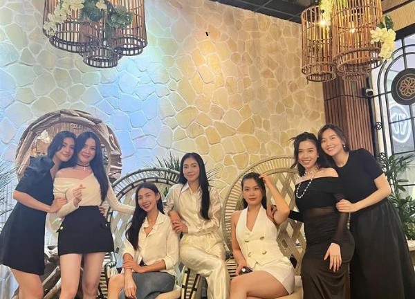 Lần hiếm hoi 'đụng hàng' của thạc sĩ Phạm Kim Dung và Hoa hậu Tiểu Vy