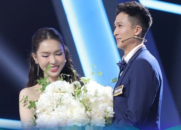 Người ấy là ai tập 5: Nữ chính đẹp như thiên thần sững sờ vì trao nhầm hoa, con rể Xuân Hinh gây bão