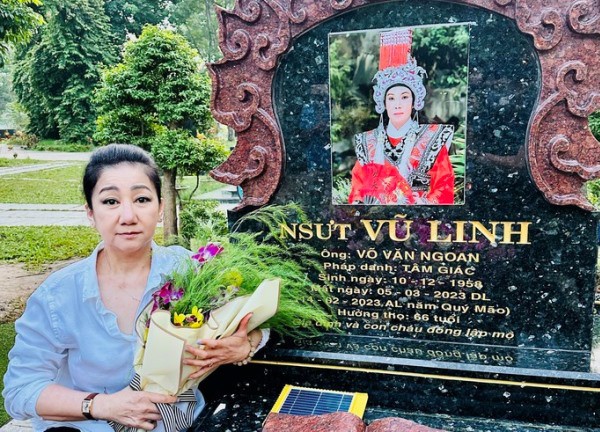 Sao Việt 17/6: Thanh Thanh Tâm từ Mỹ về viếng mộ 'người tình sân khấu' Vũ Linh