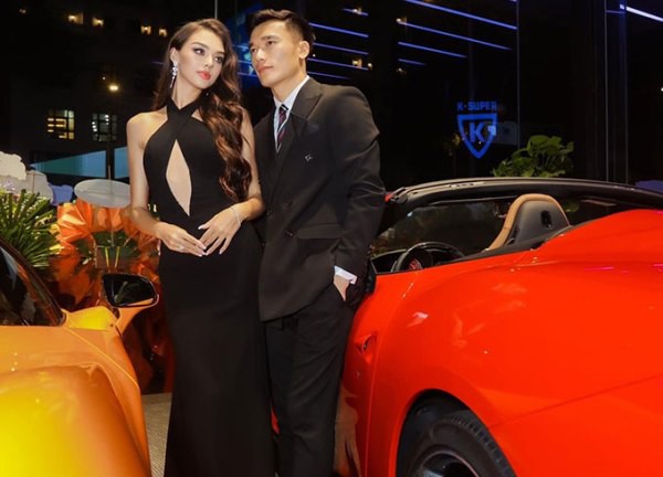 Vợ Bùi Tiến Dũng mặc đầm không nội y khoe dáng cực nuột bên ông xã