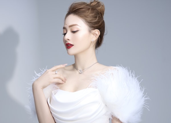 Lan Phương lột xác quyến rũ, sang chảnh khác hẳn trên phim