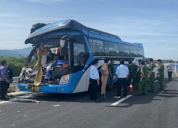 Xe khách chở đoàn từ thiện đâm đuôi xe tải trên cao tốc Nha Trang- Cam Lâm làm 2 người chết