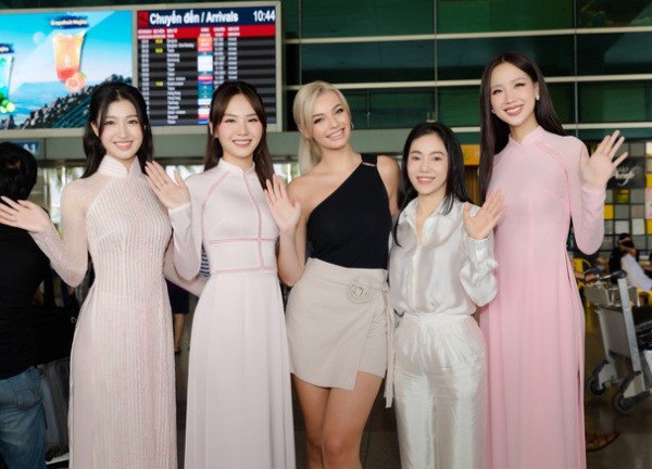 Á hậu Bảo Ngọc bị chê kém tinh tế vì 2 chi tiết "lấn lướt" Hoa hậu Mai Phương