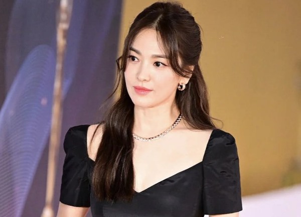 Đang rưng rưng, Song Hye Kyo bỗng bật cười khi khán giả hét toáng lên 1 câu giữa lúc nhận giải Daesang Rồng Xanh