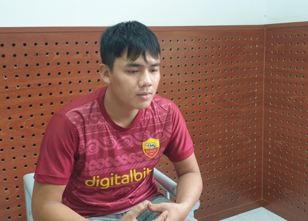 Đôi vợ chồng hành hung cô gái trước nhà nghỉ đã ra đầu thú