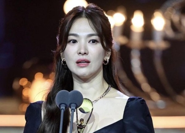 Song Hye Kyo bày tỏ nỗi lòng trong lần cuối đứng trên sân khấu giải thưởng Rồng Xanh