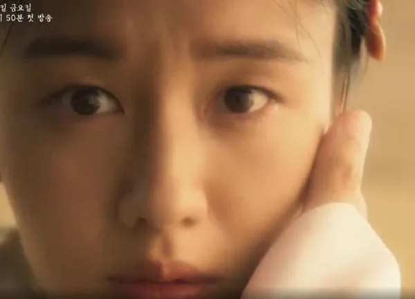 Ahn Eun Jin, nữ chính 'Người mẹ tồi của tôi', mang vẻ đẹp buồn bã trong phim mới