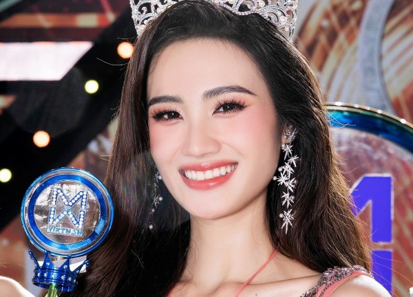 Tân Hoa hậu Ý Nhi: Từng bị trêu chiều cao "khủng", lột xác sau niềng răng