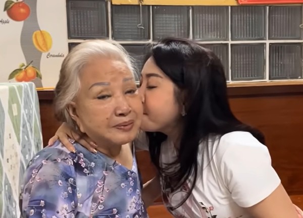 Được Thoại Mỹ tới thăm, nghệ sĩ Hồng Nga xúc động: "Tao thương mày lắm, bây giờ tao còn ai nữa đâu"